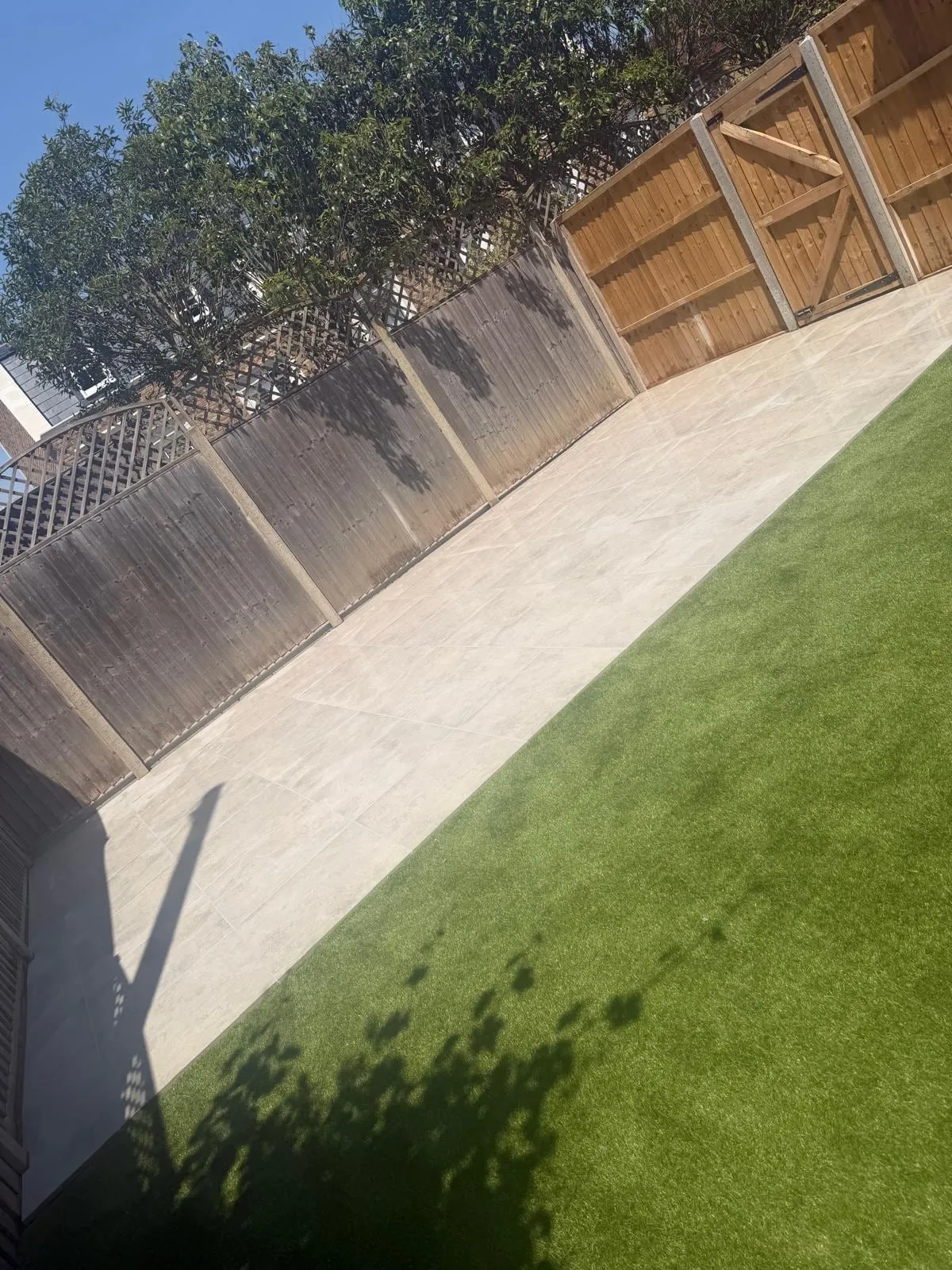 Finished garden with artificial lawn, fencing and steps