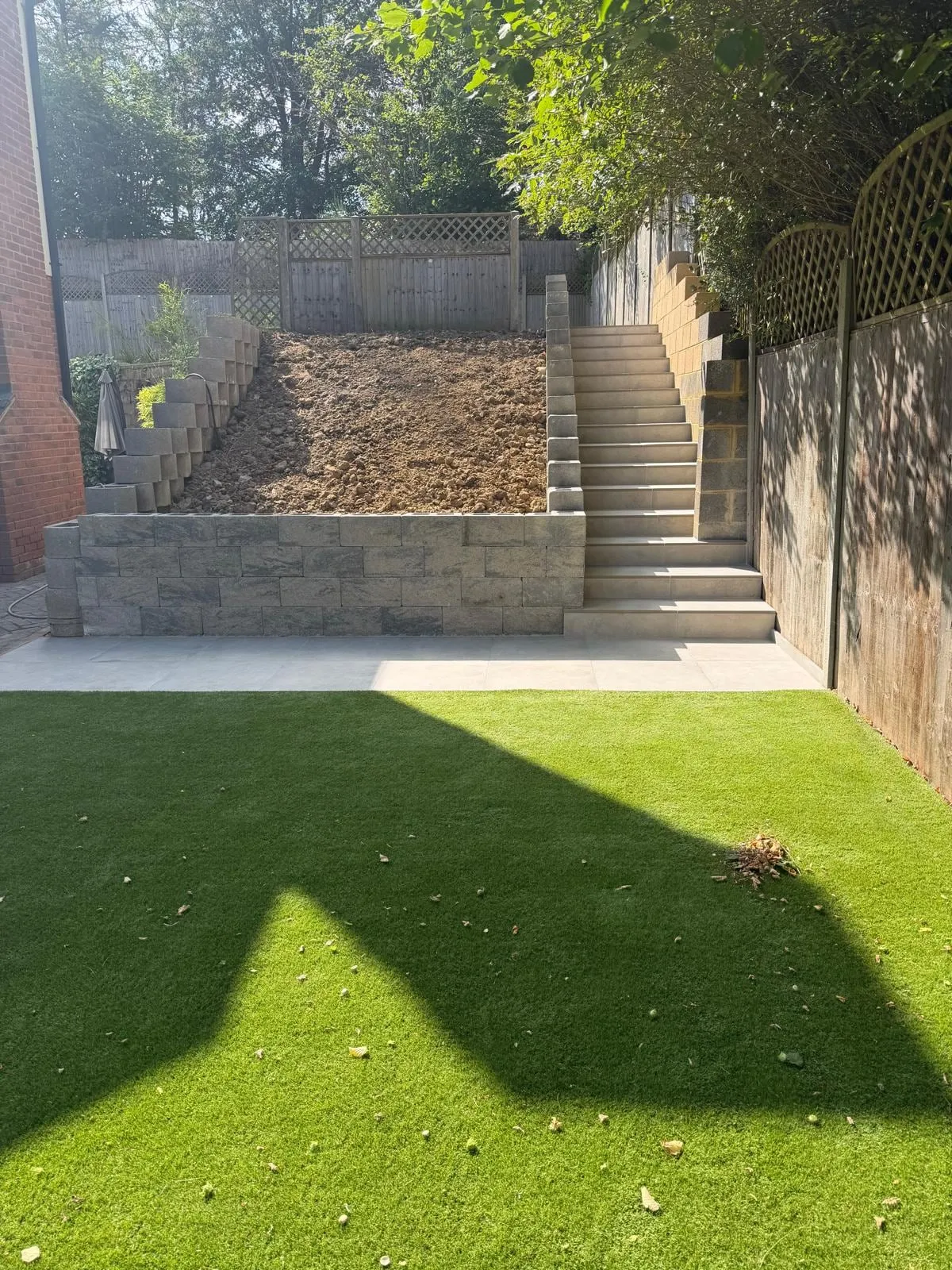 Finished garden with artificial lawn, fencing and steps